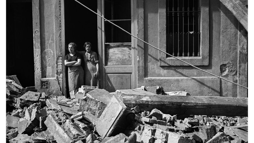 Antoni Campañà. Sin título [Dos mujeres después de un bombardeo], Poble-Sec, Barcelona, 14 de marzo de 1937. Arxiu Campañà