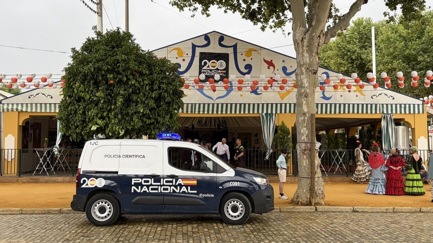 Furgoneta de la Policía Nacional junto a su caseta.