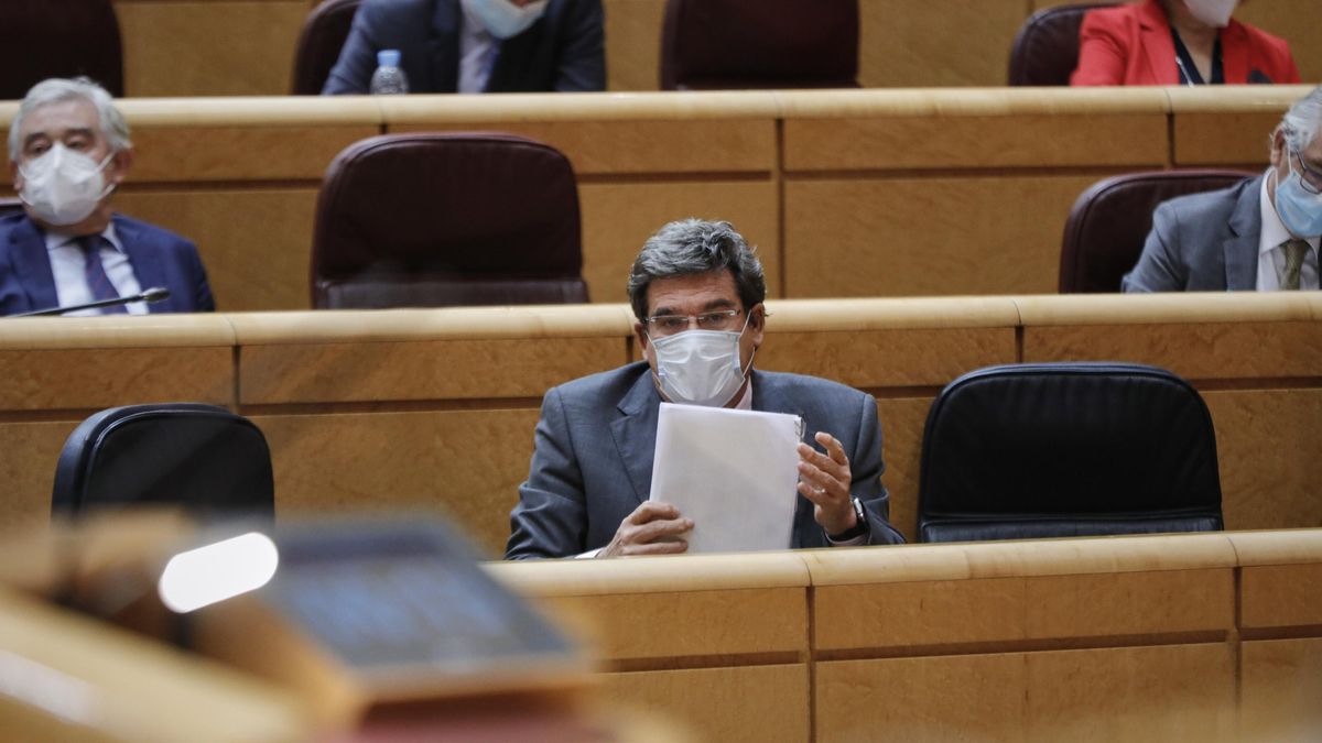 El ministro de Inclusión, Seguridad Social y Migraciones, José Luis Escrivá, durante una sesión de control al Gobierno en la Cámara Alta,