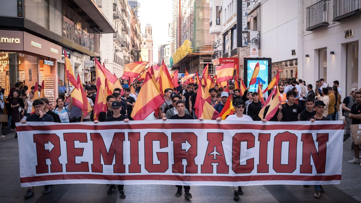 El Parlament balear asume el discurso ultra de la "remigración" y urge a deportar a los migrantes que "no se integren"