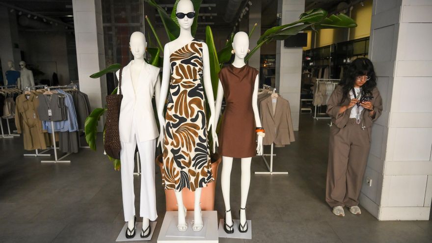 Interior de una tienda de ropa en Santander durante el apagón