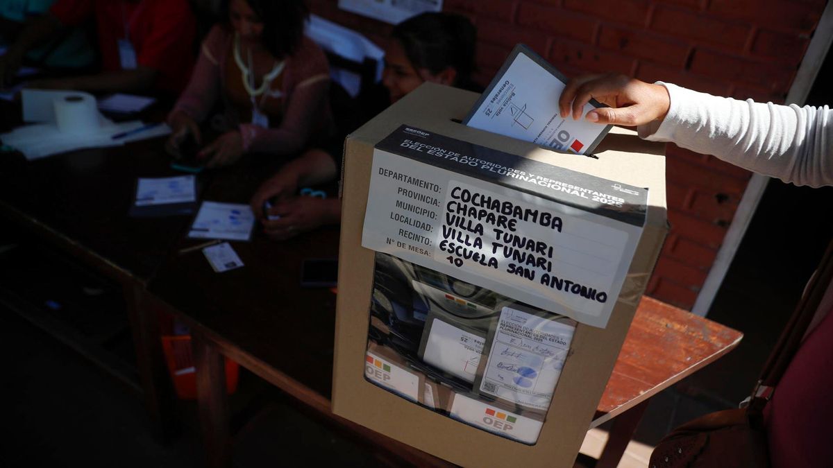 Una mujer vota en las elecciones generales de Bolivia este domingo, en la Escuela San Antonio, municipio de Villa Tunari (Bolivia).