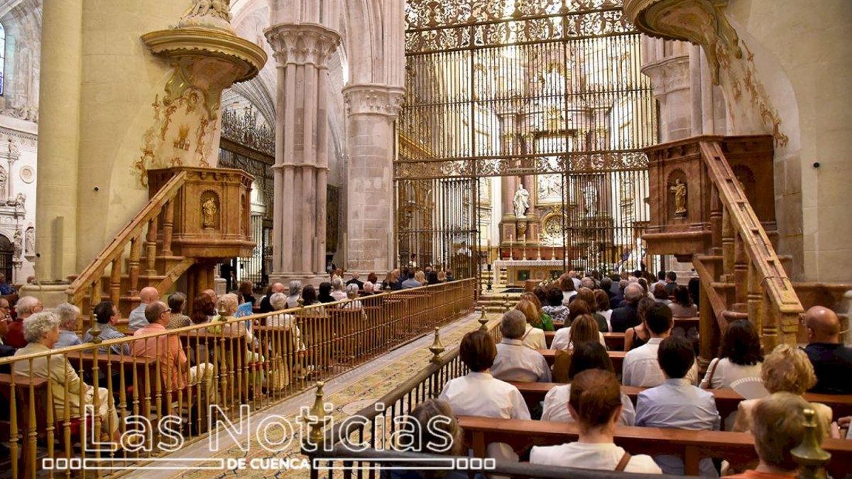 Cuenca despide a Gustavo Torner bajo la luz filtrada por las vidrieras que diseñó para la catedral