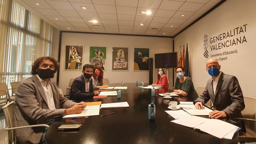 El conseller Vicent Marzà con la consejera cultural de la Embajada de Francia, Anne Loutoy, el agregado de cooperación educativa y lingüística, Sébastien Portelli, y la directora delegada del Instituto Francés de València, Marie-Cecile Le Luec.