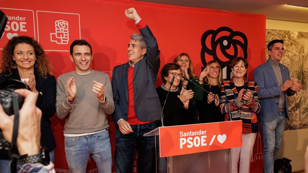 Pablo Zuloaga y Pedro Casares durante la última comida del PSOE de Santander.