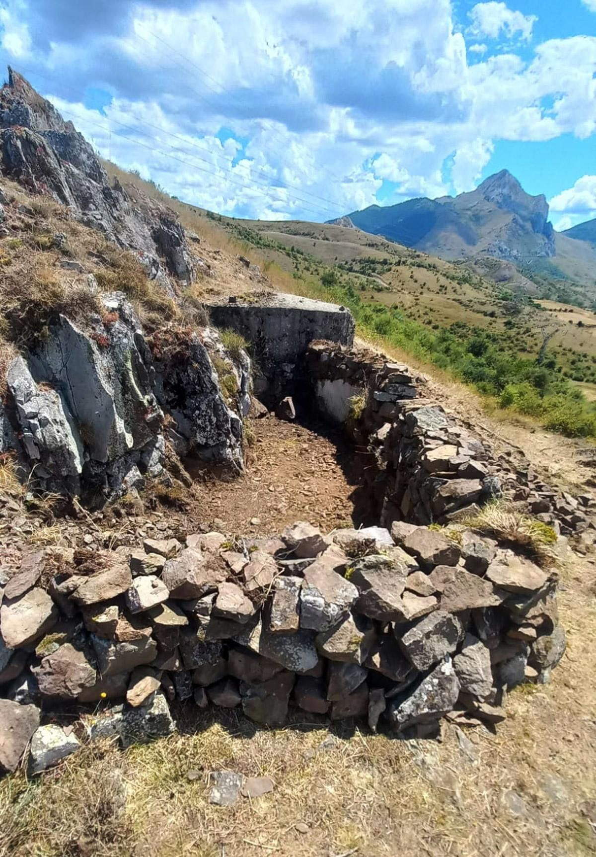 Parapeto reconstruido del Frente Norte de la Guerra Civil (que cayó en agosto de 1937).