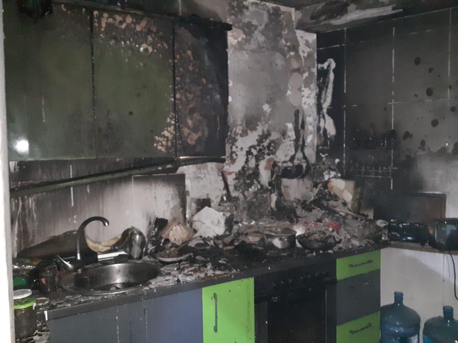 Estado en el que quedó la cocina en el incendio de la vivienda de Astorga.