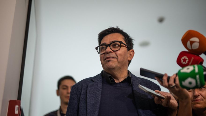 Archivo - El secretario primero de la Mesa del Congreso y diputado de Sumar, Gerardo Pisarello, a su llegada a la reunión del grupo Parlamentario Plurinacional Sumar en el Congreso de los Diputados, en el Escritorio del Congreso de los Diputados, a 28 de