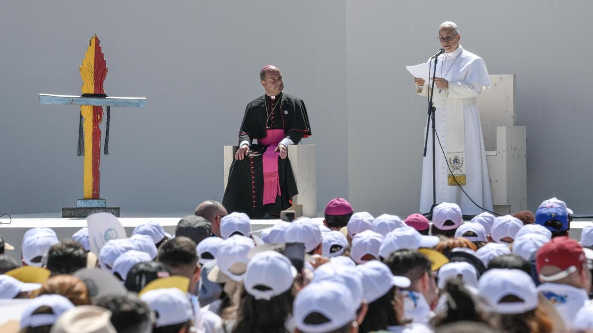 El papa León XIV, en una misa multitudinaria en el puerto de Santa Cruz de Tenerife este viernes.