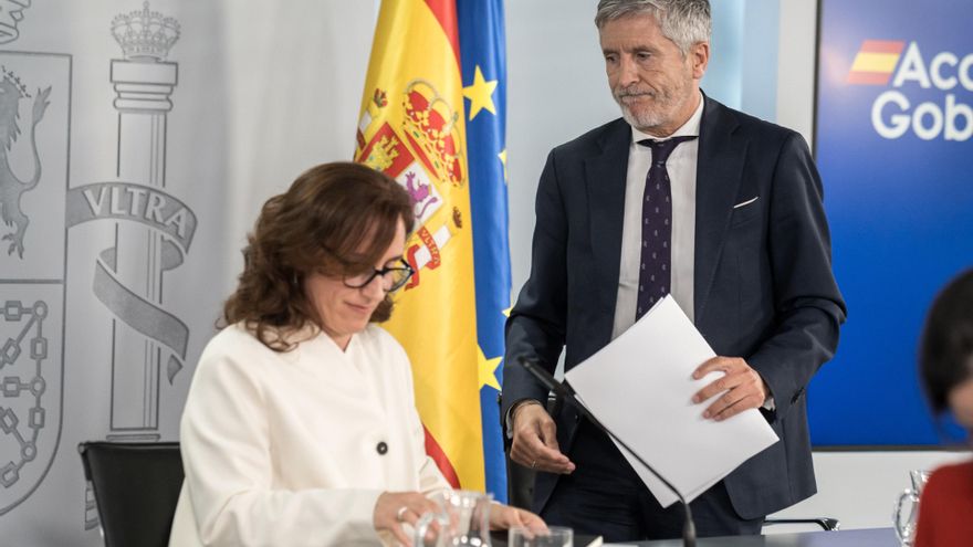 La ministra de Sanidad, Mónica García, y el ministro del Interior, Fernando Grande-Marlaska, a su salida de una rueda de prensa, en el Complejo de la Moncloa