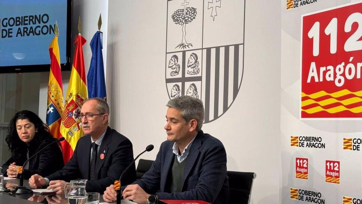 De izquierda a derecha Simona Dragan, Miguel Ángel Clavero y Jorge Crespo en la presentación de la Memoria del 112 Aragón de 2024 y la presentación de las actividades que este domingo se van a celebrar en Calatayud.
