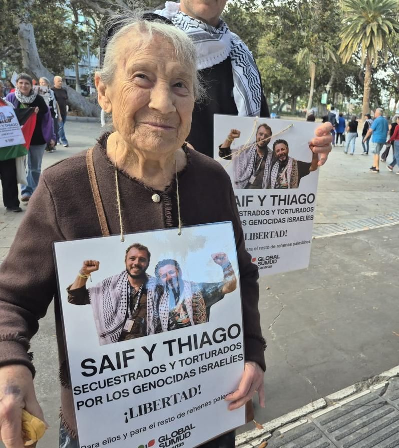 María de los Ángeles Sánchez, activista e Hija Adoptiva de Gran Canaria, sostiene un cartel en San Telmo por la liberación de  Saif Abukeshek y Thiago Ávila.