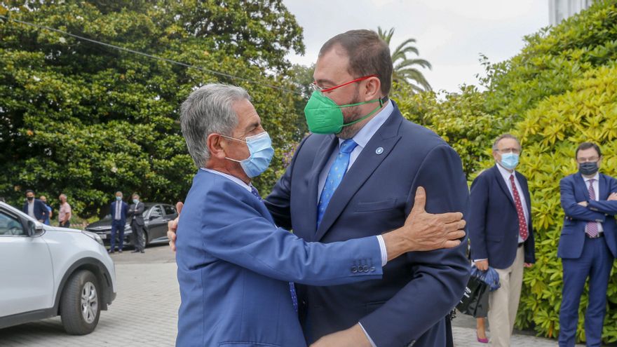 Los presidentes de Cantabria y Asturias, Miguel Ángel Revilla (izquierda) y Adrián Barbón (derecha)