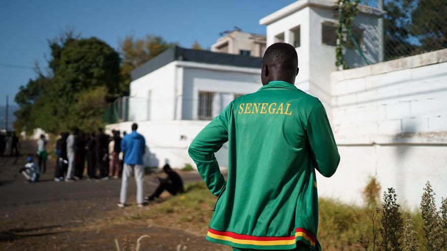 El actor senegalés Thimbo Samb (c) en el campamento de acogida de inmigrantes Las Canteras en La Laguna (Tenerife)