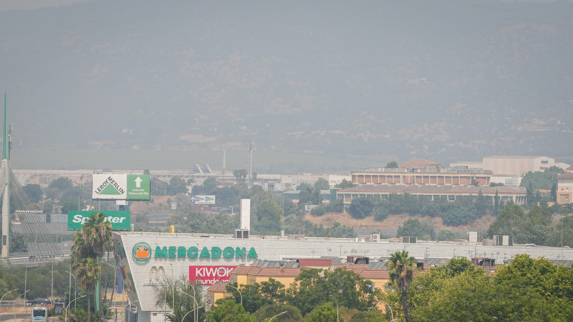 Córdoba bajo el humo de los incendios del centro de la península