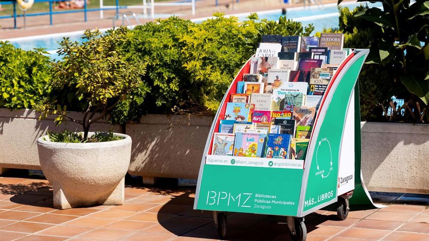 Más de 1.300 libros de las bibliotecas municipales promueven la lectura en las piscinas zaragozanas