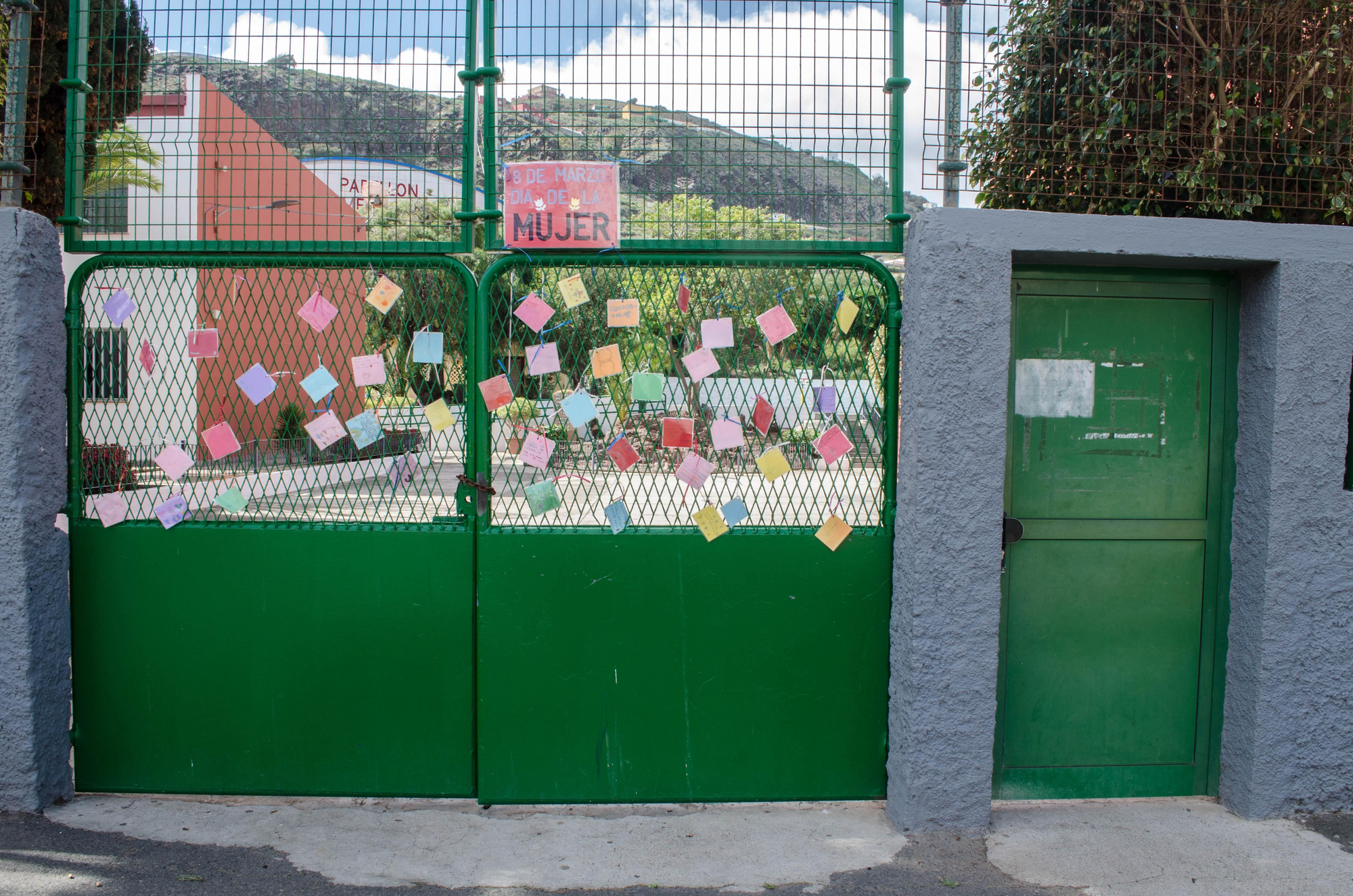 El precipitado cierre escolar se produjo pocos días después del 8M. En el CEIP Nicolás Aguiar (Santa María de Guía) aún permanece el cartel que lo anuncia y mensajes elaborados por el alumnado de 2º de primaria
