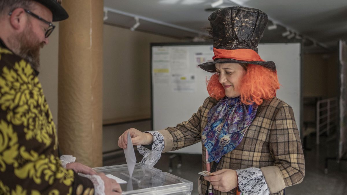 Una persona disfrazada vota en un colegio electoral en Xinzo de Limia (Ourense), este domingo.