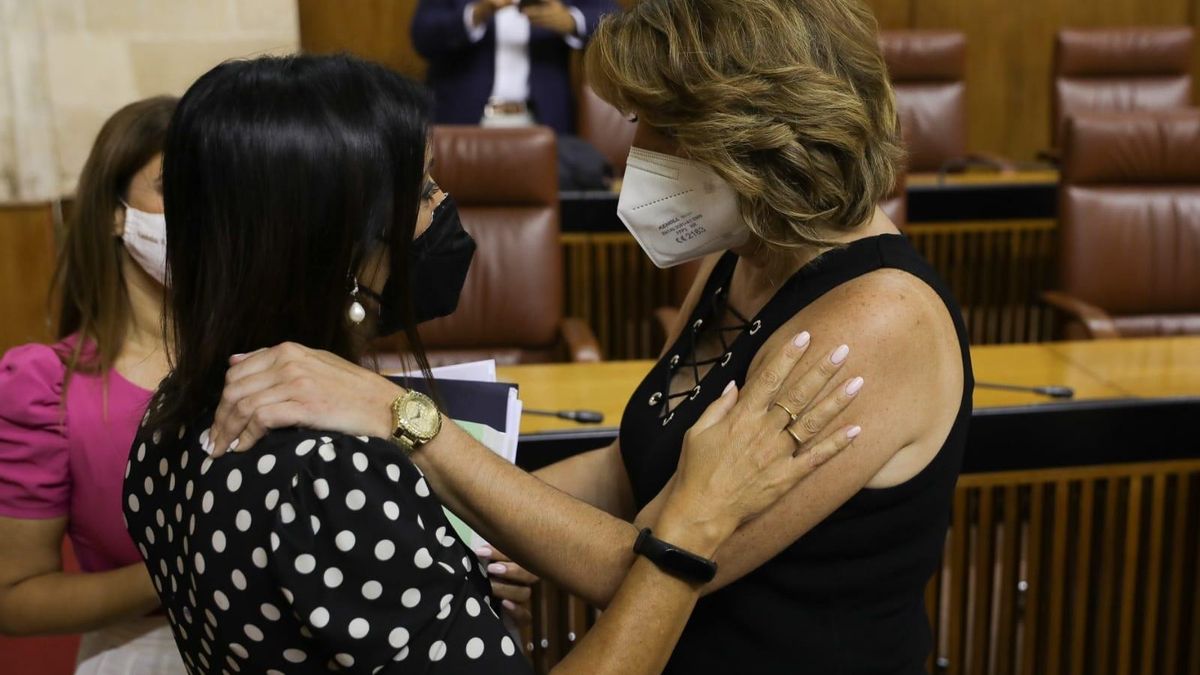 La presidenta del Parlamento de Andalucía, Marta Bosquet, felicita a Susana Díaz (PSOE-A) tras su elección como senadora por designación autonómica.