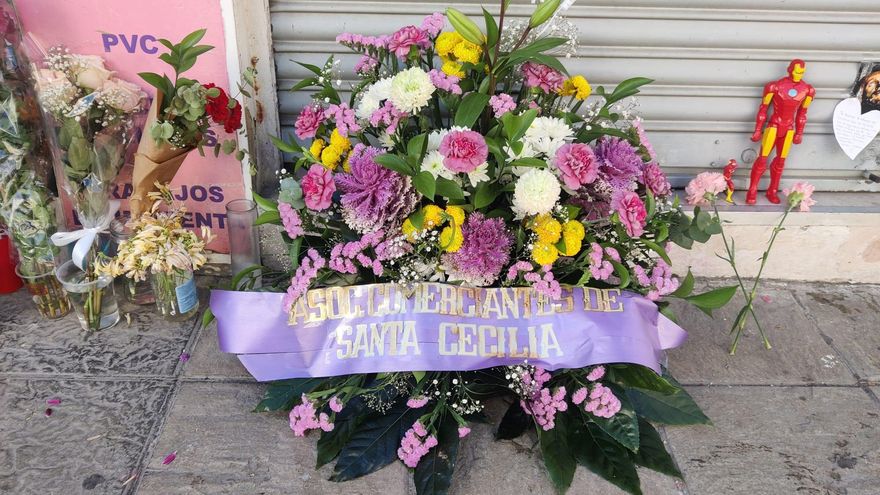 Corona de flores de la asociación de Comerciantes Santa Cecilia en honor a Arturo