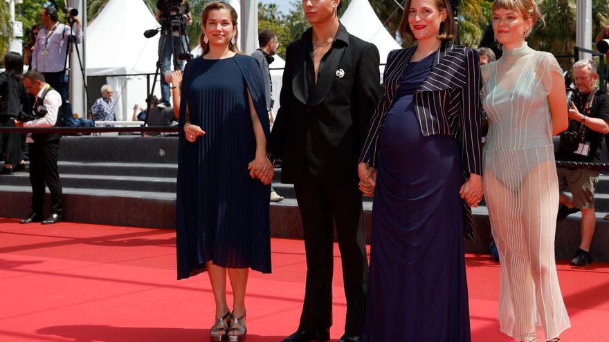 Una Carla Simón embarazadísima cruza la alfombra roja de Cannes para presentar 'Romería'