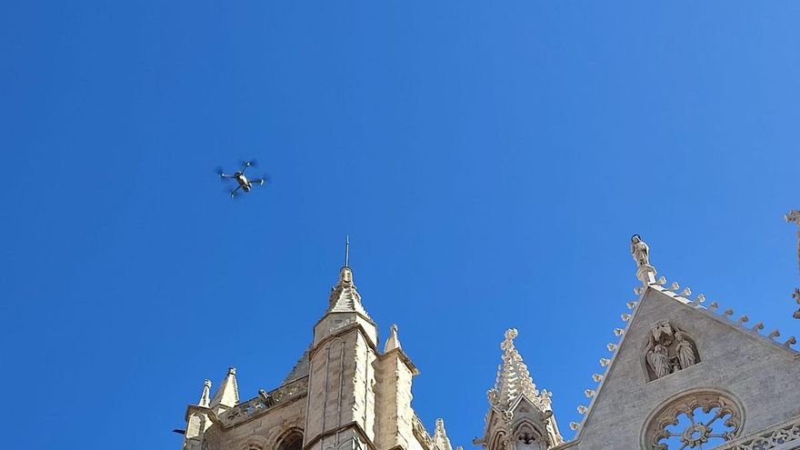 Imagen del más pequeño de los drones sobrevolando la Catedral de León.