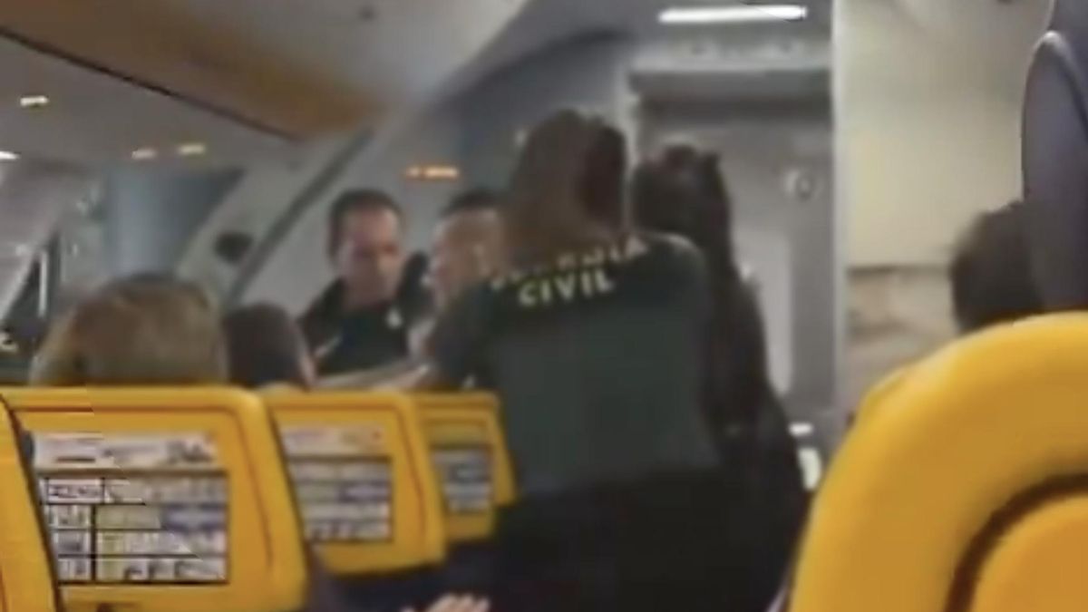 Dos guardias civiles, heridos al detener a una luchadora de MMA en un avión en Gran Canaria
