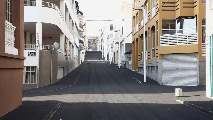 Puerto Naos, uno de los barrios desalojados de La Palma, repleto de ceniza