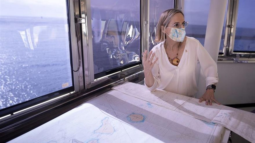 Dolores Septién, jefa del Centro de Coordinación de Salvamento Marítimo de Santa Cruz de Tenerife, sobre una carta náutica de Canarias.