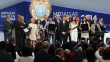 Feijóo en la entrega de las Medallas de Galicia de 2014 a víctimas del Alvia, criticada por la plataforma de afectados