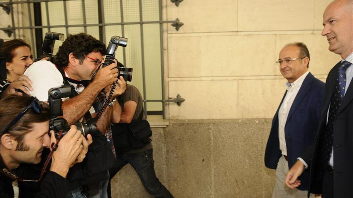El exconsejero Martín Soler, acompañado de su abogado, a su llegada a los juzgados de Sevilla el pasado junio / EFE.