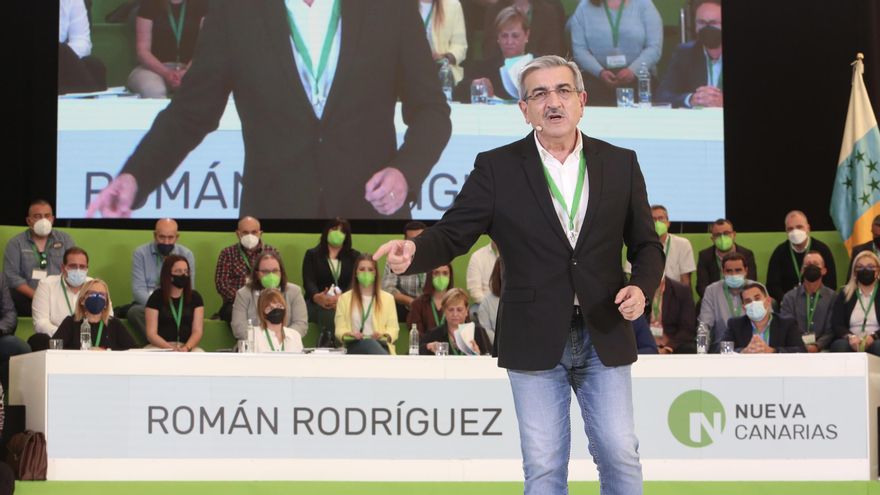 El líder de Nueva Canarias, Román Rodríguez, se dirige a las bases del partido en el V Congreso de la formación.