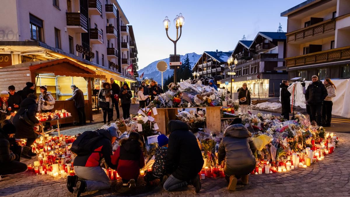 Imagen tomada este sábado en la localidad suiza de Crans Montana, en el lugar dispuesto para el homenaje a las víctimas del incendio del bar 'Le Constellation'.EFE/EPA/Jean Christophe Bott