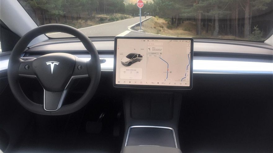 En el interior, inmaculado, del Model Y todo gira en torno a la acostumbrada pantalla central de 15 pulgadas.