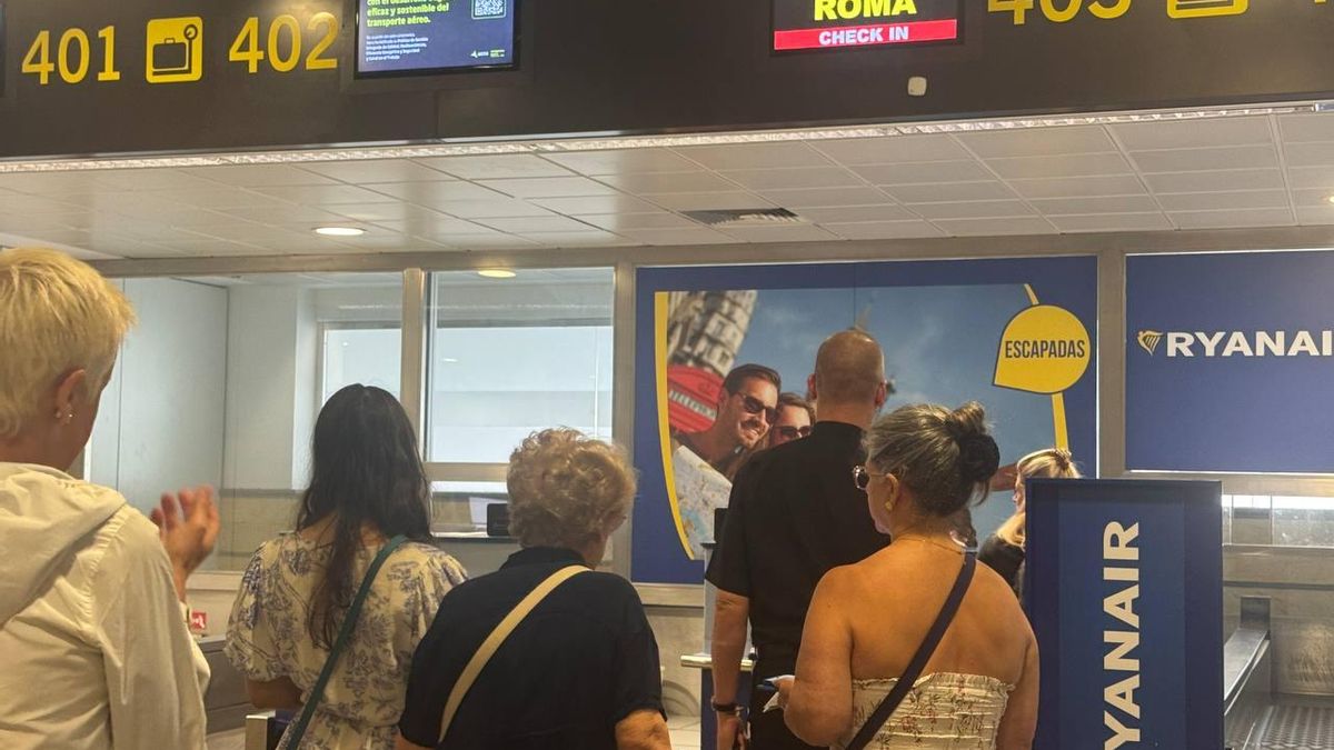 Pasajeros en el mostrador de facturación del primer vuelo desde Gran Canaria a Roma (de la compañía Ryanair) este sábado. Canarias Ahora