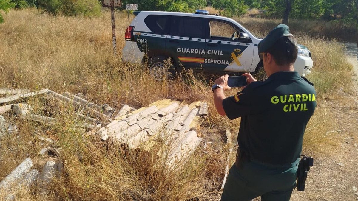 El Seprona de Cuenca detiene a tres personas por retirar placas de amianto y abandonarlas en un olivar