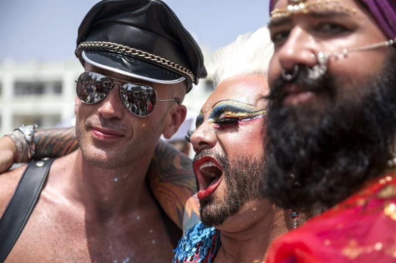 Pride Parade de Maspalomas 2015, la cabalgata que ha clausurado la Semana del Orgullo LGTB del sur de Gran Canaria