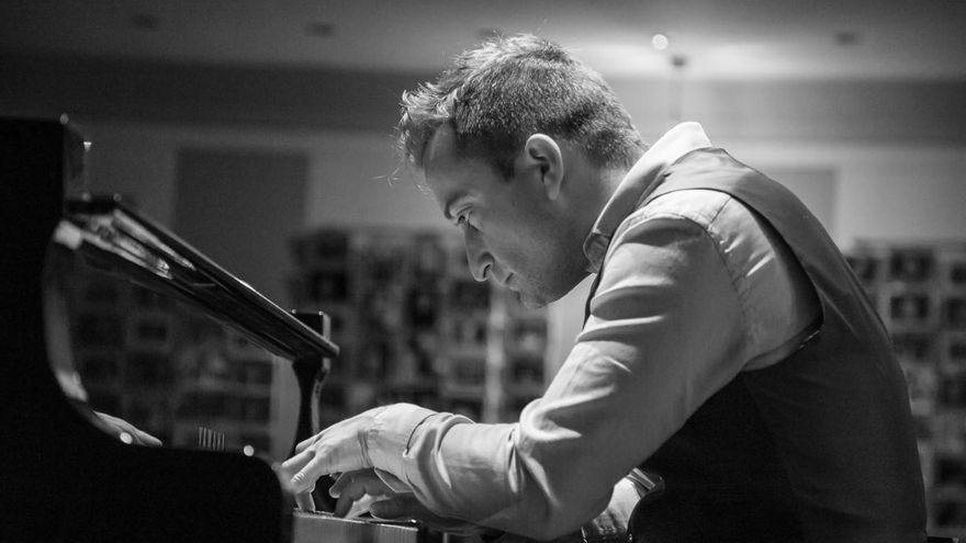 Jonathan Fernández es pianista.