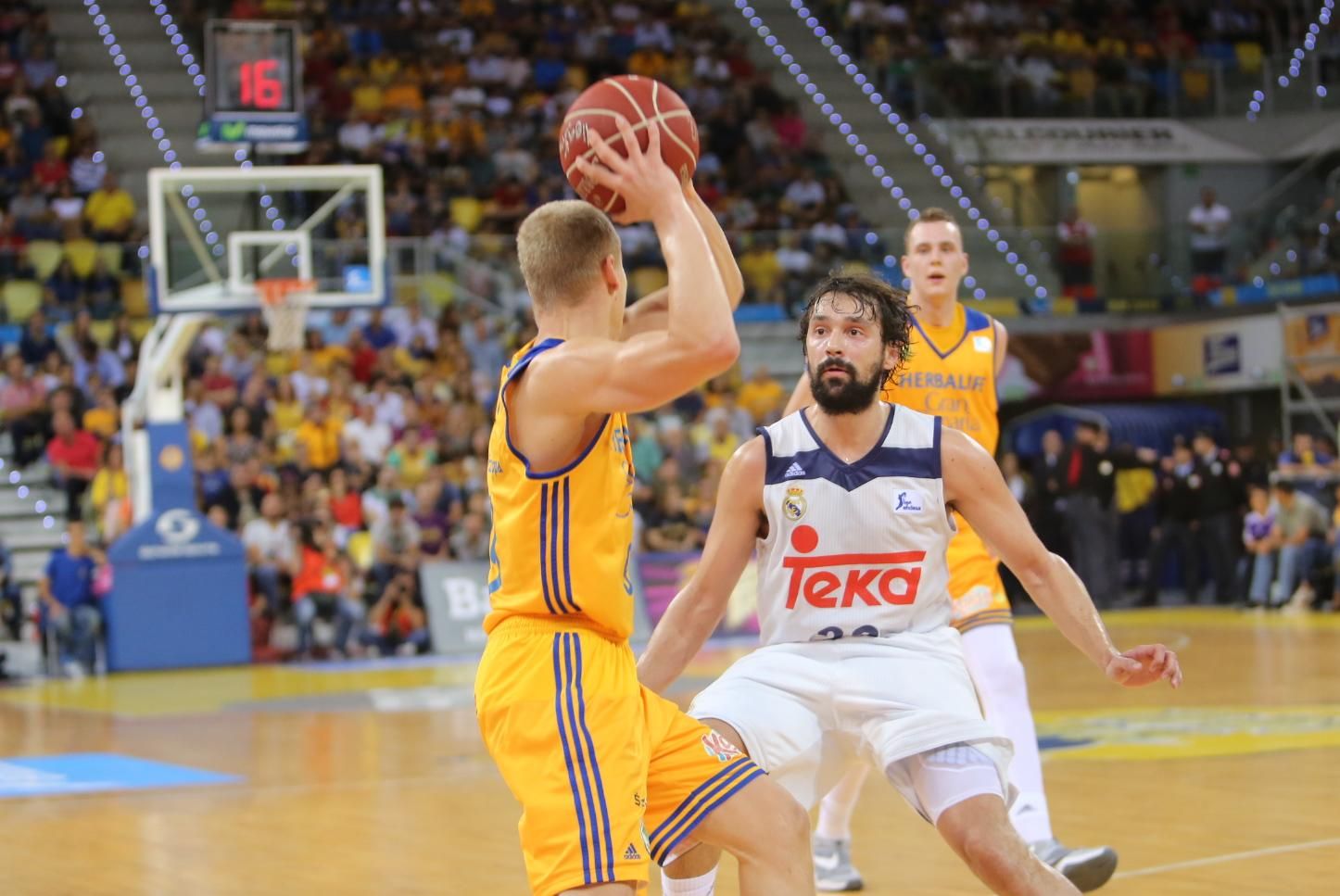 Imágenes del encuentro entre el Herbalife Gran Canaria y el Real Madrid. Alejandro Ramos.