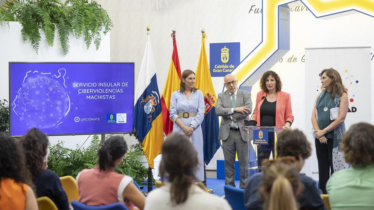 La  consejera de Igualdad del Cabildo de Gran Canaria, Sara Ramírez Mesa;  el presidente del Cabildo, Antonio Morales, junto a Ana Lidia Fernández-Layos Fernández, directora de 'Opciónate' y Mónica Concepción Gómez, directora de 'T-Acompañamos'.