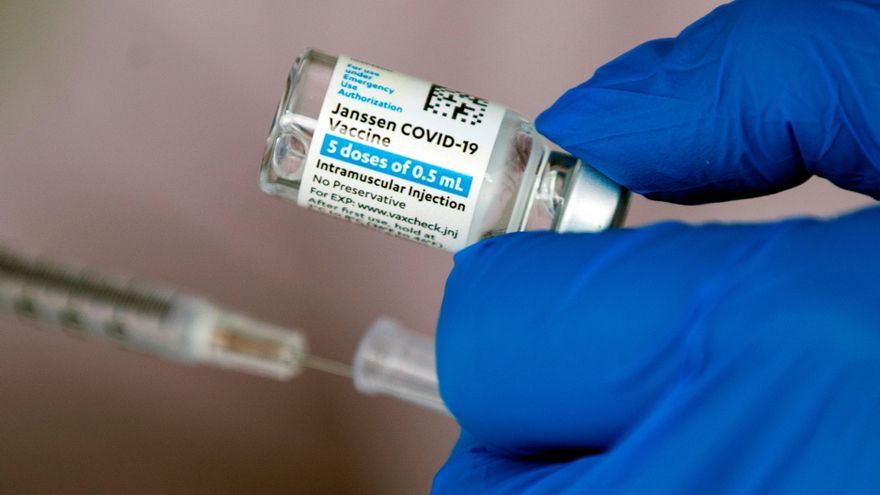 Un miembro del personal médico prepara vacunas de la vacuna Janssen (Compañía Farmacéutica de Johnson & Johnson) contra Covid-19 en Los Ángeles, California, EE.UU..EFE/EPA/ETIENNE LAURENT/Archivo