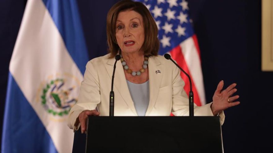 La presidenta de la Cámara de Representantes del Congreso de los Estados Unidos, Nancy Pelosi, participa en una conferencia de prensa tras conocer los programas que se implementan en el país para detener la migración ilegal este viernes, en San Salvador (El Salvador).