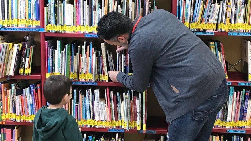 ¿A qué edad debe poder estar solo un niño en la biblioteca? Madrid eleva de 8 a 11 años el mínimo legal