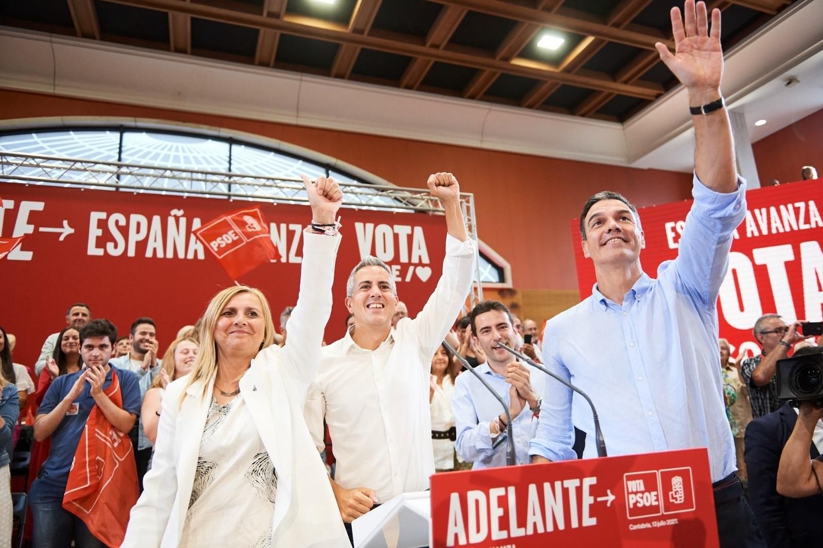 Noelia Cobo, Pablo Zuloaga y Pedro Casares han acompañado a Sánchez durante el acto en Santander.