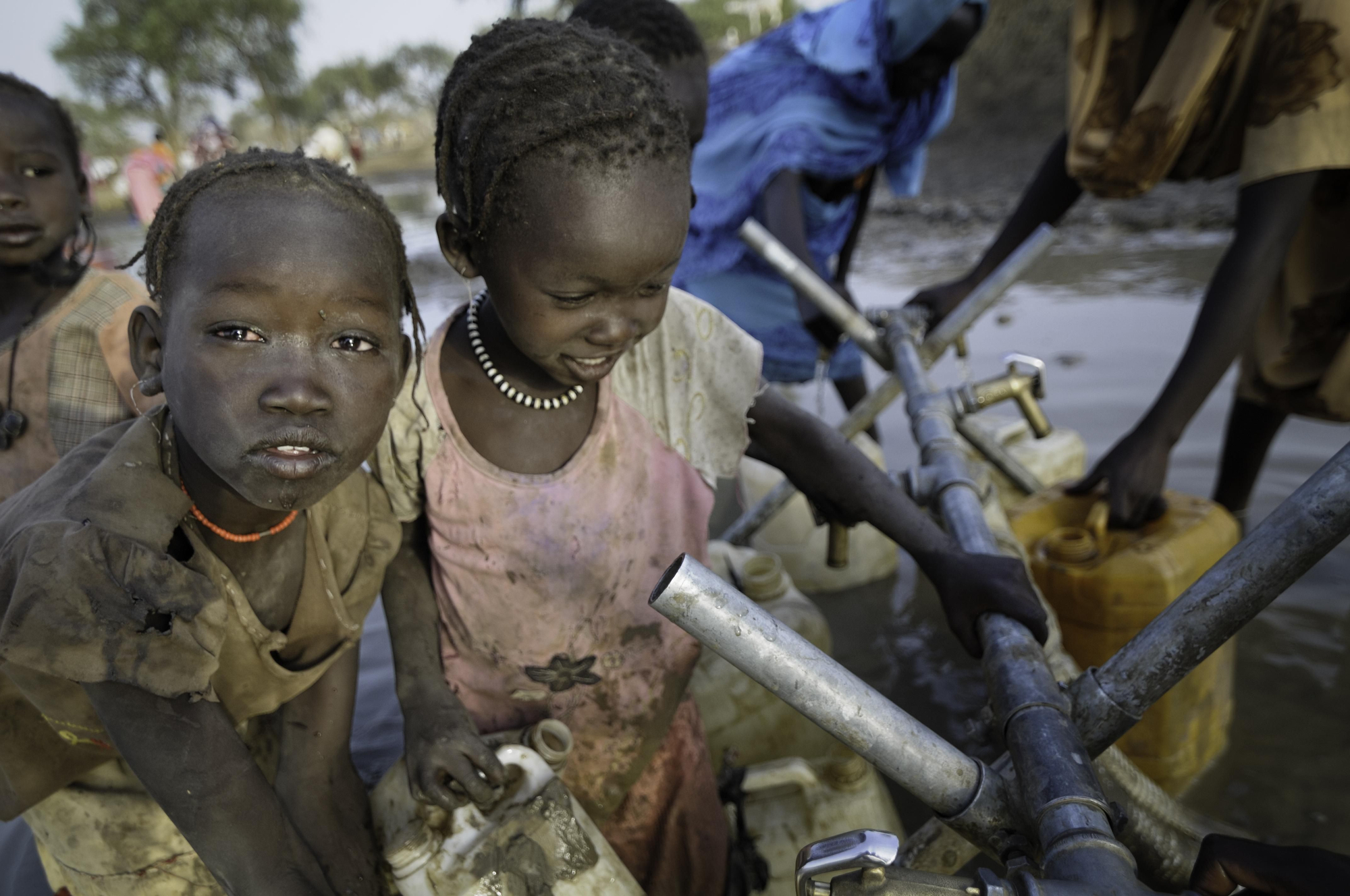 “Las causas principales de muerte están relacionadas con diarrea, infecciones transmitidas por el agua e infecciones respiratorias”, explica André Heller Pérache, coordinador de MSF. Niños refugiados en uno de los puntos de recogida de agua instalados por MSF en el campo de Jamam.