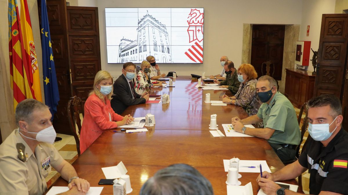El president de la Generalitat, Ximo Puig, junto a otros dirigentes implicados en el pacto valenciano contra la violencia machista.