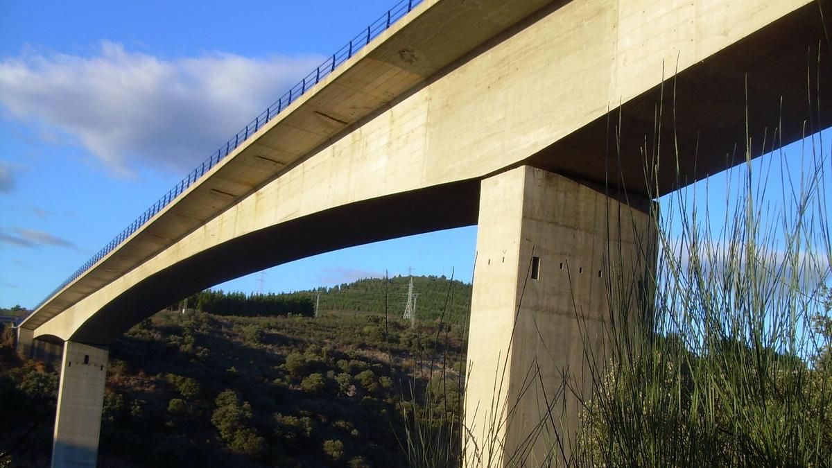 Fotografía del puente del Azufre de Ponferrada, una de las imágenes del libro de David Zamorano 'Puentes y pasos sobre el río Sil'. 