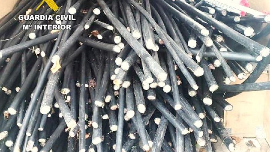 La Guardia Civil sorprende a una furgoneta por exceso de carga y detiene a dos hombres por robar 2.250 kilos de cobre