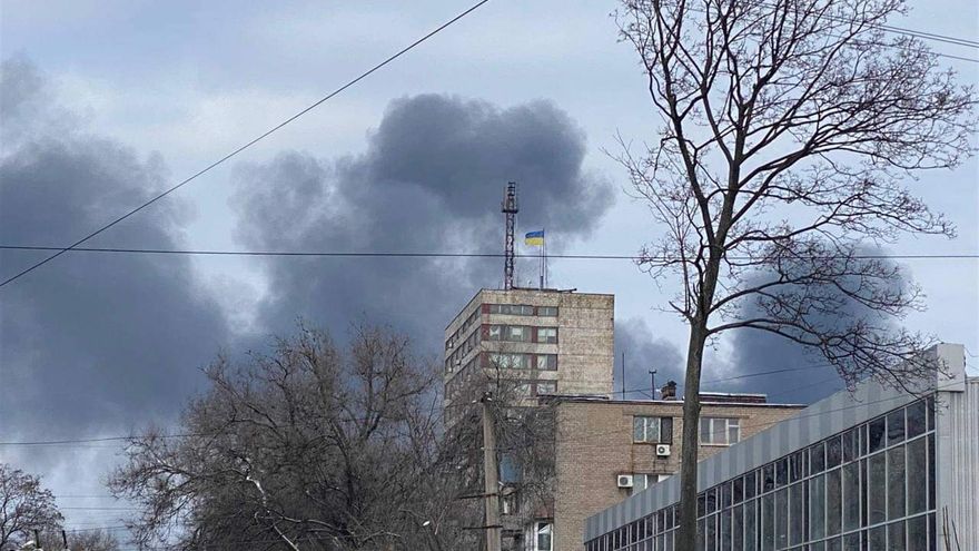 Columnas de humo salen de una zona residencial en la ciudad de Mariúpol, en el sureste de Ucrania, asediada desde hace tres semanas por las tropas rusas, en una imagen tomada el pasado sábado 19 de marzo. EFE/Galyna Balabanova