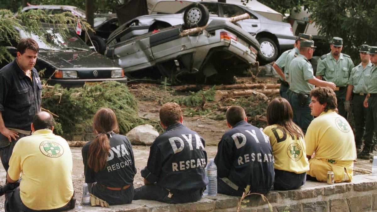 Voluntarios de la DYA de Vitoria, en las labores de rescate del camping Las Nieves de Biescas (Huesca)